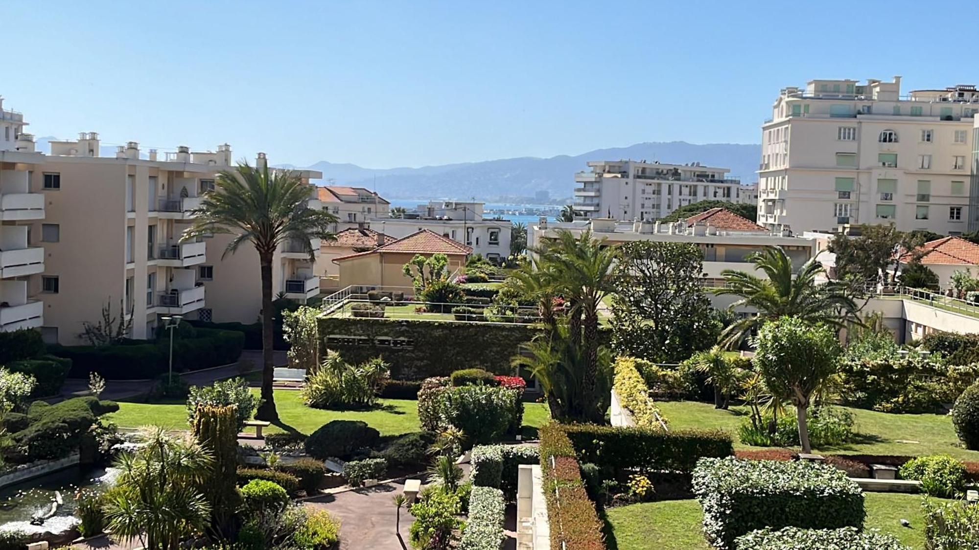 Appartement Croisette And Beaches. View On Gardens And Sea. Cannes