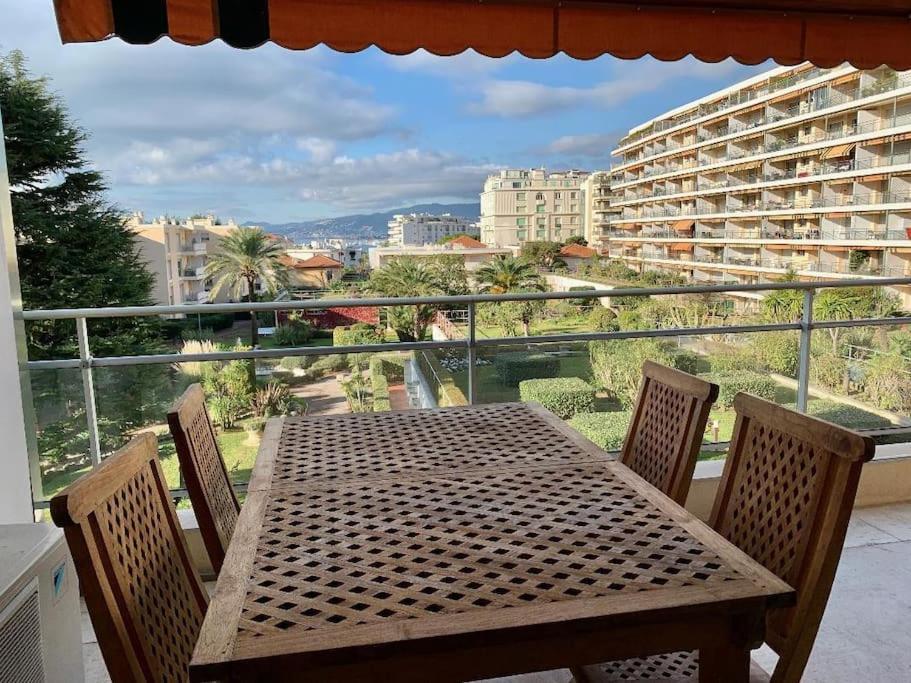 Appartement Croisette And Beaches. View On Gardens And Sea. Cannes